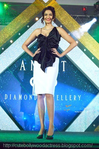 [sonamkapooranantdiamondj_007[6].jpg]