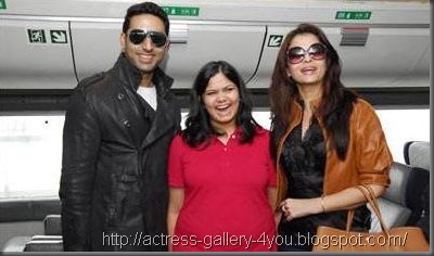 Aishwarya and Abhishek happily pose for a fan