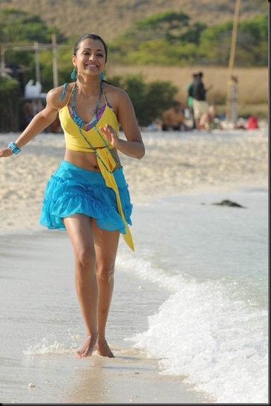 sexy_tamil_actress_trisha_dancing_on_beach-1