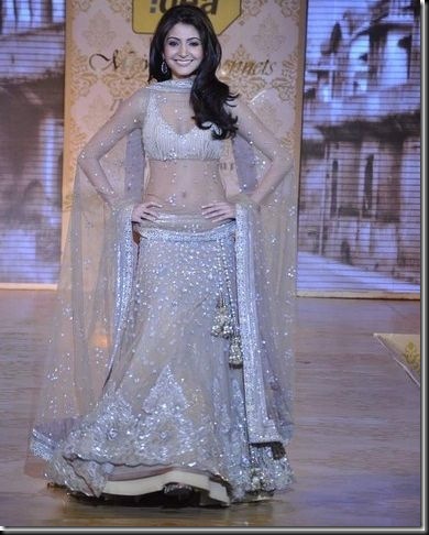 Anushka Sharma looking sexy at Mijwan Fashion show4