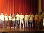 Sorteio de DZ 10.000 (ou algo assim) no palco do teatro.