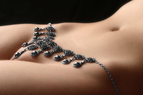 [593-2009-10-11-chain-belt-erotica[4].jpg]