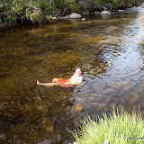 erfrischendes Bad im Fluss bei Mount Kosciuszko