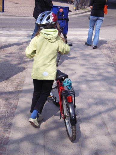 People love cycling. 在斯德哥尔摩还经常见到骑自行车健身的人们，很多时候还见到大人小孩一家子每人戴着头盔骑车，老外是喜欢户外运动啊。