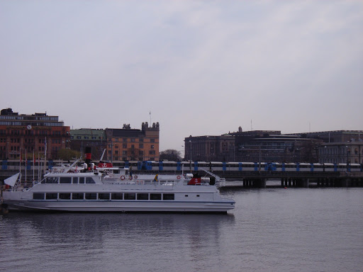 Many boats in the river. It is a Saturday in Stockholm. Let us go outdoors! 好多游船游艇在河道里，周末的斯德哥尔摩，人们纷纷出来户外活动。