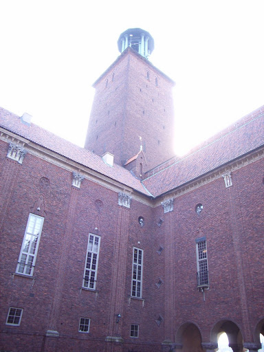 Inside the courtyard of City Hall. 市政厅的大院里面.