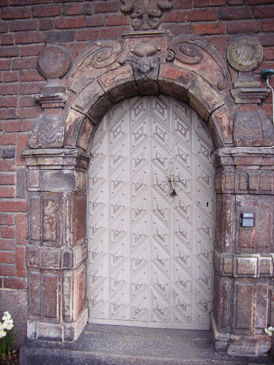A door. 一个侧门.