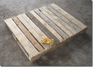 Wooden_pallet_with_glove