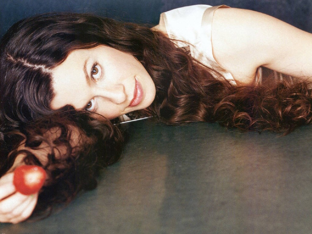 [AlanisMorissette1024x768desktopwallp[16].jpg]