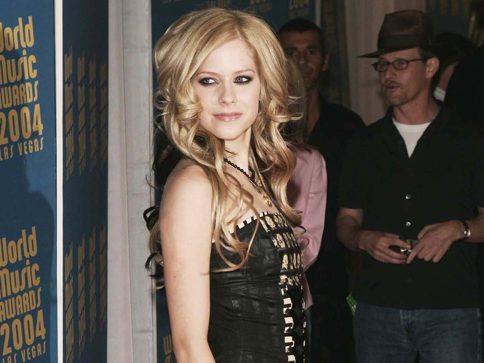 [AvrilLavigne1600x12005hollywoodceleb.jpg]