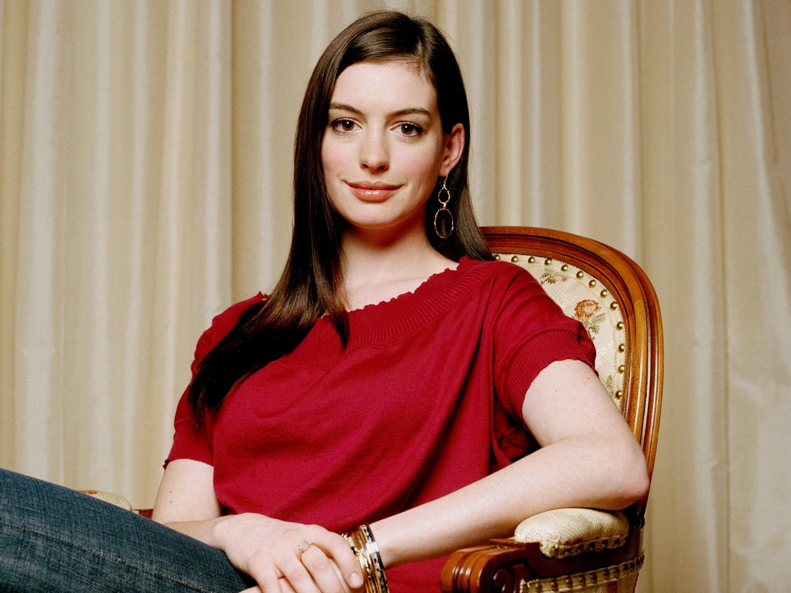 [Anne Hathaway 4 1600x1200 unique desktop wallpapers[2].jpg]