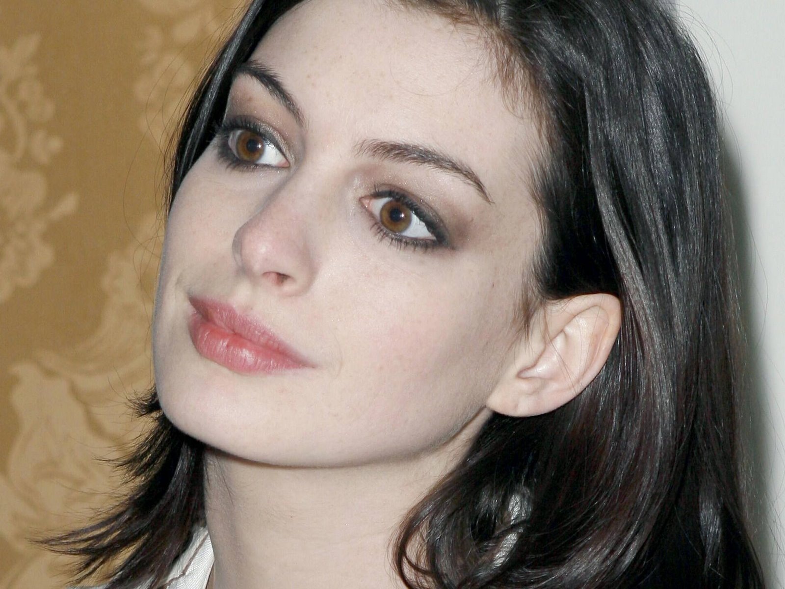 [Anne Hathaway 17 1600x1200 unique desktop wallpapers[2].jpg]