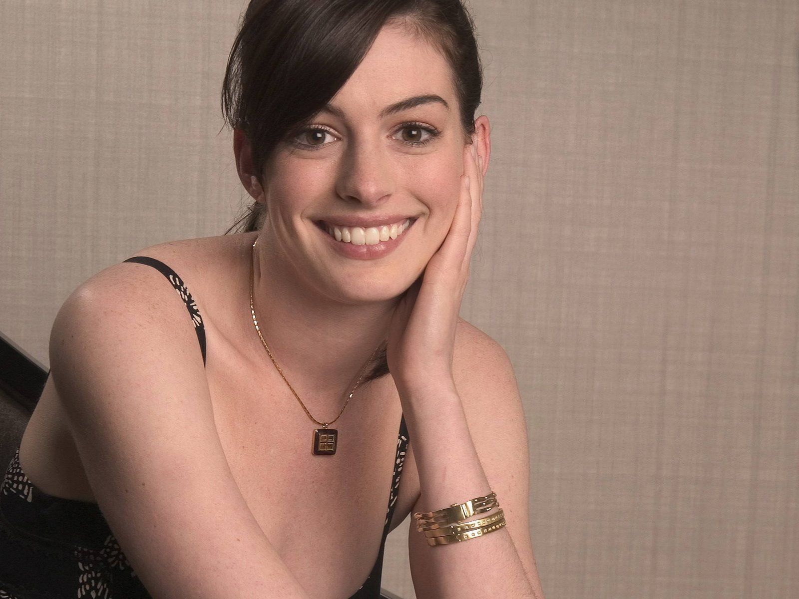 [Anne Hathaway 62 1600x1200 unique desktop wallpapers[2].jpg]