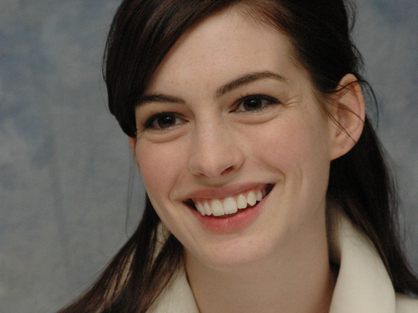 [Anne Hathaway 83 1600x1200 unique desktop wallpapers[2].jpg]