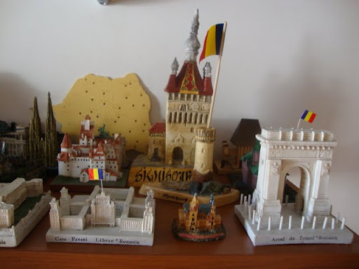 Na foto, miniaturas romenas. A menor de todas (amarela e vermelha) é o personagem de nossa história, o Castelo Peles