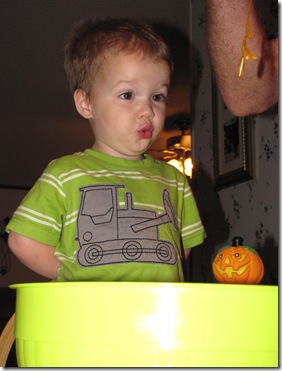 carving the pumpkin 032