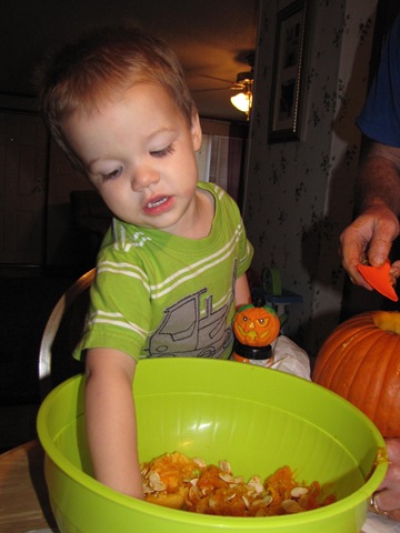 [carving the pumpkin 037[3].jpg]