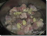 boil pork garlic water vinegar