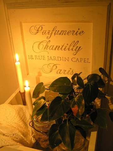 [Kommod Parfumerie Chantilly närbild text[3].jpg]