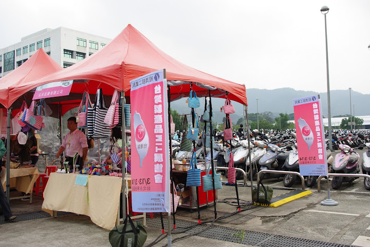 拉鍊包展位側面也來一張