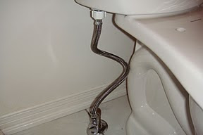 Hình: ống dẫn nước (toilette water supply line)