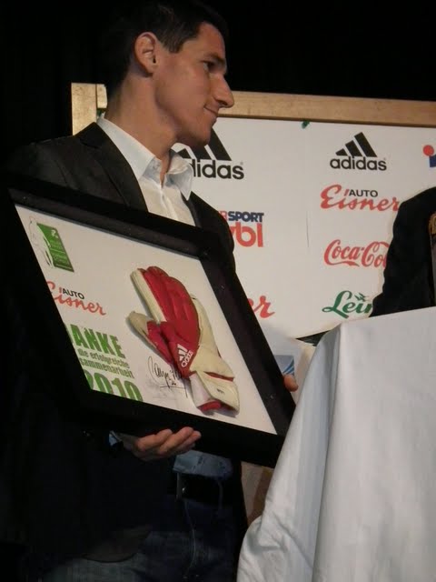 Helge mit dem Geschenk f&uuml;r die Partner