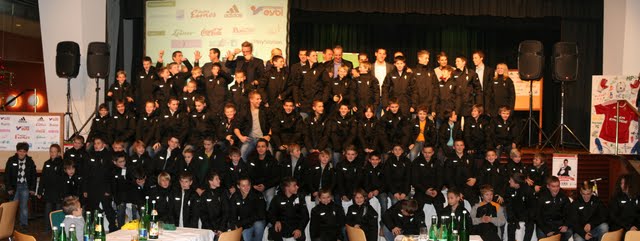 das Gruppenfoto mit den Schülern & Trainern der Torwartschule das Gruppenfoto mit den Schülern & Trainern der Torwartschule