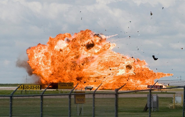 [Pilot ejects an instant before fighterjet crashes 4.jpg]