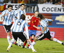 Iniesta rodeado de jugadores argentinos