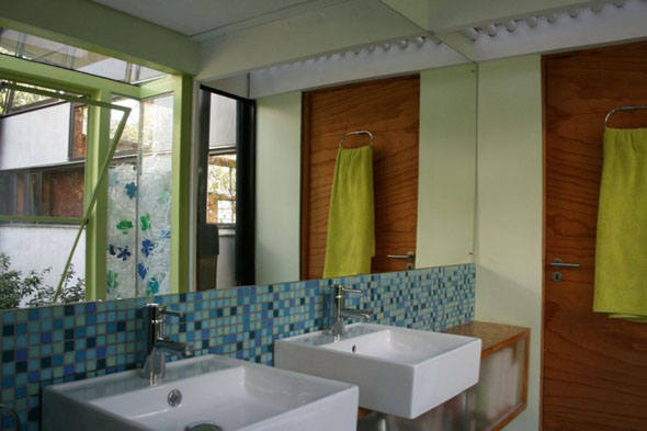 modern bathroom sink design with mirror