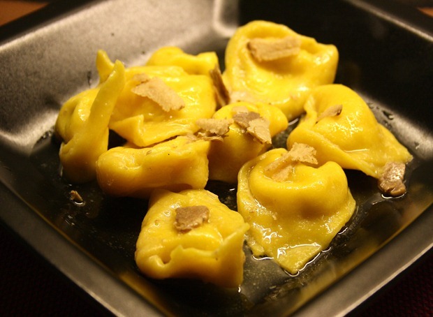 Tortelloni de casa cu ricotta si trufe albe