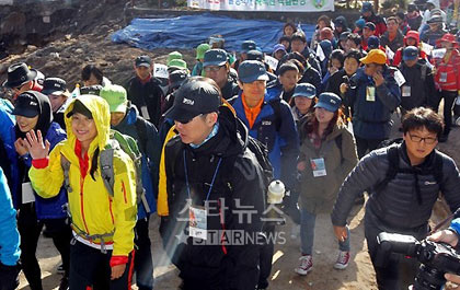 Lee Hyori ไปปีนเขากับแฟน ๆ