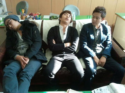 Hot Brothers โชว์ภาพสมาชิกกำลังหลับผ่านทวิตเตอร์