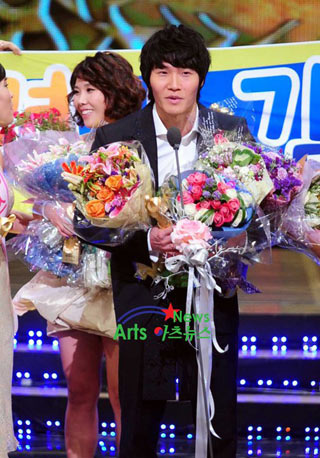 Kang Ho Dong คว้ารางวัลแดซางในงานประกาศรางวัล SBS Entertainment ปี 2010