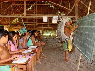 [Escola Indígena no Brasil[4].jpg]