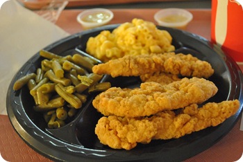 chicken tenders with green beans and mac ‘n’ cheese