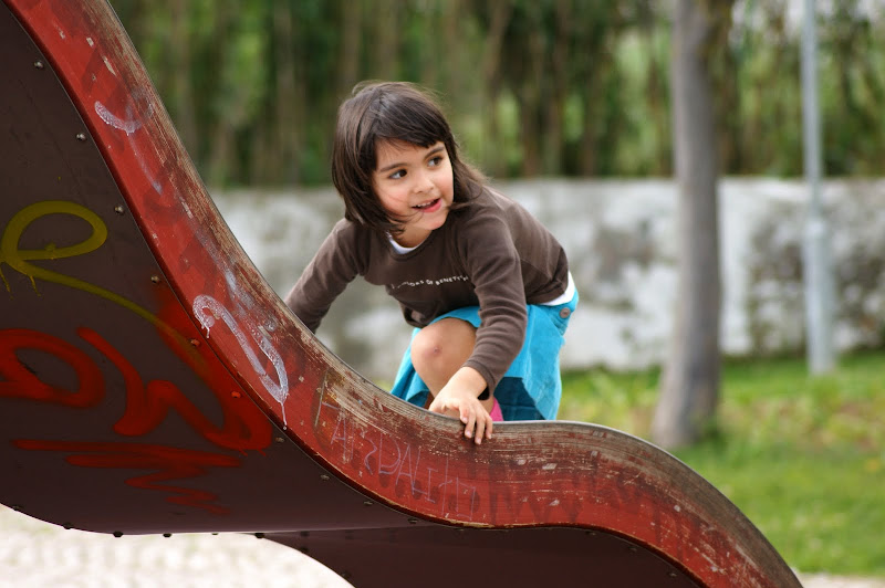 Criança que brinca no Jardim da Algodeia