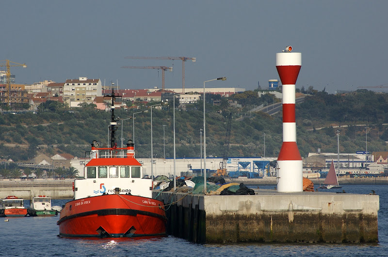 Barcos no molhe em Setubal