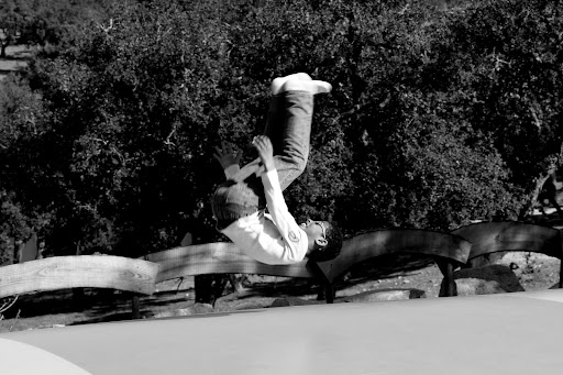 O N. a fazer salto mortal