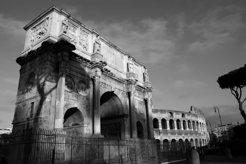 Arco de Constantino com coliseu por trás