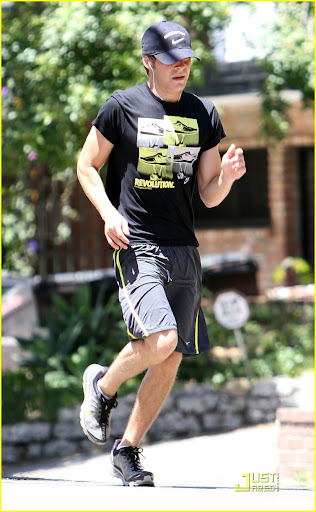 zac-efron-revolution-runner-04.jpg