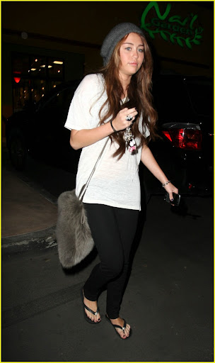 Miley Cyrus
leaving a nail salon in Toluca Lake
Los Angeles, California, USA - 16.01.10
Mandatory credit: WENN.com