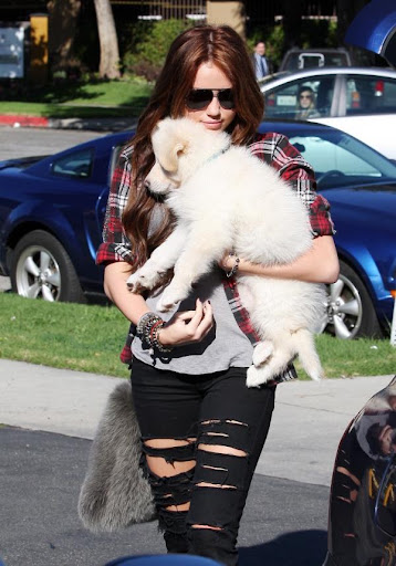 miley-sexy-ripped-black-jeans (23).jpg