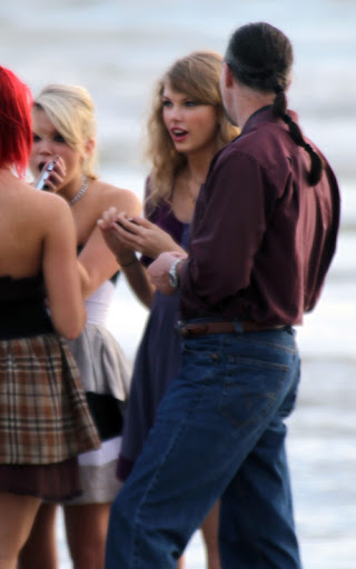 #4511216 “Valentine's Day” actress and country singer Taylor Swift enjoyed a day at the beach in Melbourne, Australia with a few friends on February 09, 2010. Fame Pictures, Inc - Santa Monica, CA, USA - +1 (310) 395-0500