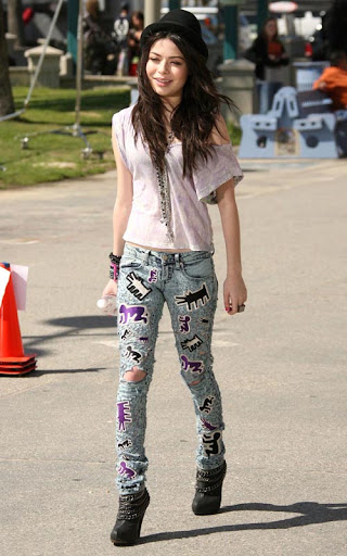 03-04-10 Santa Monica, CA
Exclusive: Actress Miranda Cosgrove seen filming a music video on the boardwalk in Santa Monica, CA. Miranda is wearing a pair of jeans with artwork by Keith Haring on them...
Exclusive Pix by Flynet ©2010
818-307-4813 Nicolas
310-869-0177 Scott