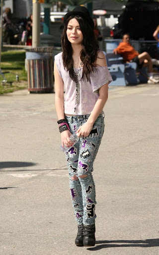03-04-10 Santa Monica, CA
Exclusive: Actress Miranda Cosgrove seen filming a music video on the boardwalk in Santa Monica, CA. Miranda is wearing a pair of jeans with artwork by Keith Haring on them...
Exclusive Pix by Flynet ©2010
818-307-4813 Nicolas
310-869-0177 Scott