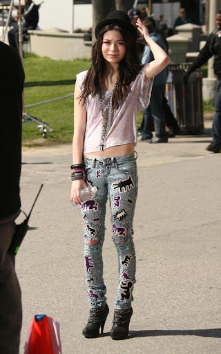 03-04-10 Santa Monica, CA
Exclusive: Actress Miranda Cosgrove seen filming a music video on the boardwalk in Santa Monica, CA. Miranda is wearing a pair of jeans with artwork by Keith Haring on them...
Exclusive Pix by Flynet ©2010
818-307-4813 Nicolas
310-869-0177 Scott
