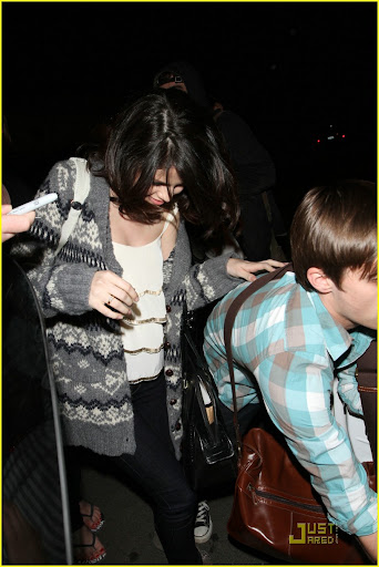 38674, LOS ANGELES, CALIFORNIA - Tuesday March 16 2010. Selena Gomez says goodbye to her rumoured new boyfriend Cameron Quiseng as they leave Pinz bowling alley in LA. Cameron, who is in a band called Allstar Weekend, and Disney starlet Selena have been spending quite a bit of time together recently. According to Selena's Twitter account, she beat Cameron at the ten pin bowling - go girl!! Photograph: © Hellmuth Dominguez, PacificCoastNews.com **FEE MUST BE AGREED PRIOR TO USAGE** **E-TABLET/IPAD & MOBILE PHONE APP PUBLISHING REQUIRES ADDITIONAL FEES** UK OFFICE:+44 131 557 7760/7761 US OFFICE:1 310 261 9676