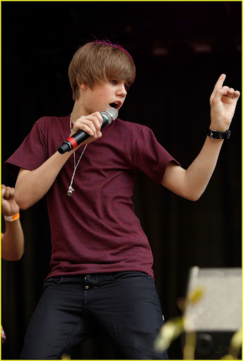 WASHINGTON - APRIL 05: Canadian pop star Justin Bieber performs during the Easter Egg Roll on the South Lawn of the White House April 5, 2010 in Washington, DC. About 30,000 people are expected to attend attended the 132-year-old tradition of rolling colored eggs down the South Lawn of the White House. (Photo by Chip Somodevilla/Getty Images)