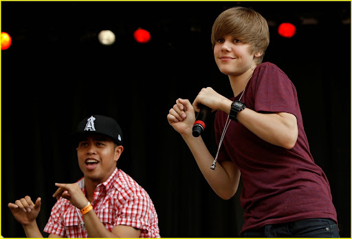 WASHINGTON - APRIL 05: Canadian pop star Justin Bieber (R) performs during the Easter Egg Roll on the South Lawn of the White House April 5, 2010 in Washington, DC. About 30,000 people are expected to attend attended the 132-year-old tradition of rolling colored eggs down the South Lawn of the White House. (Photo by Chip Somodevilla/Getty Images)
